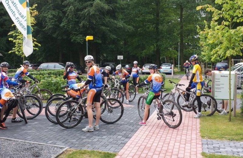 Groep fietsers vertrekt vanaf Boscamping Appelscha om de omgeving van Appelscha te verkennen