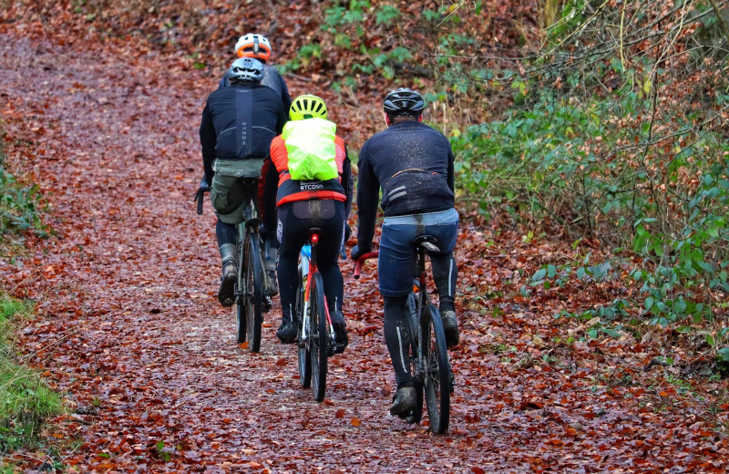 Groep mountainbikers op de ATB-route door de bossen bij Appelscha in het Drents-Friese Wold