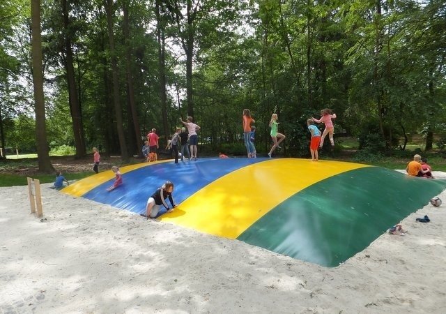 Kinderen die springen op springkussen bij Boscamping Appelscha