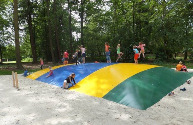 Springkussen voor kinderen op vakantiepark in appelscha